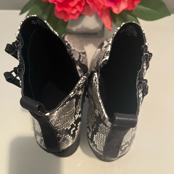 Boots - Picture 9 of 11